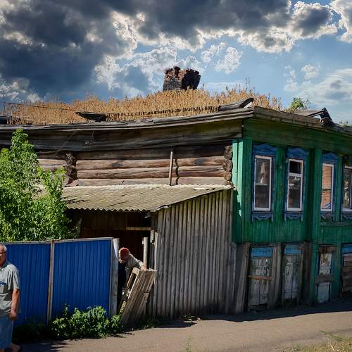 Стоял домик на горе...