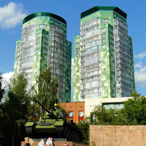 Летний день у памятника Т-34