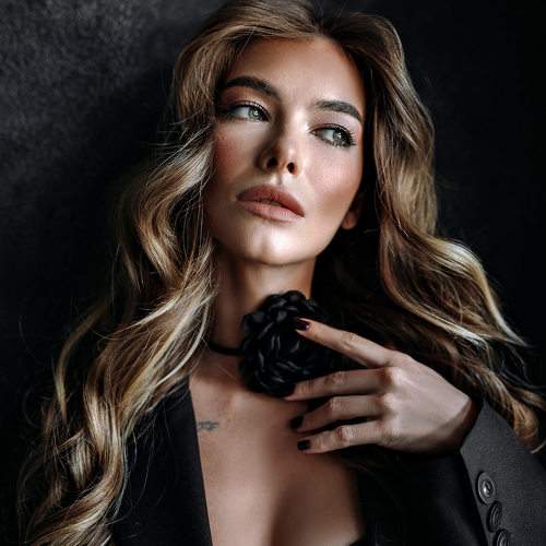 Кристина у камина