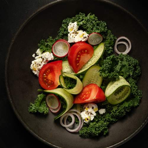 Salad with kale and vegetables/Салат с кейлом и овощами