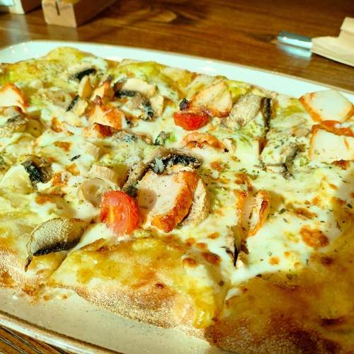 Римская пицца с курицей и грибами
