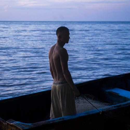 pescador llegando a puerto