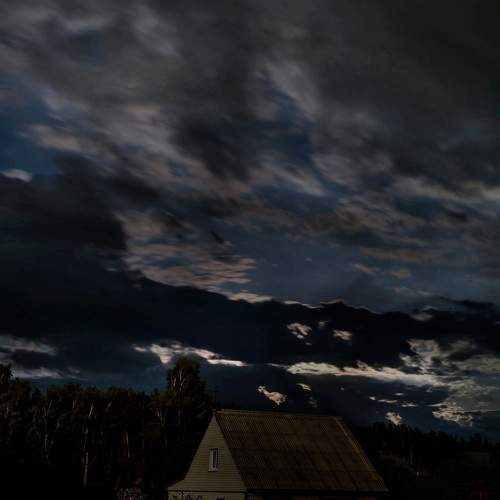 Одинокий домик под небом