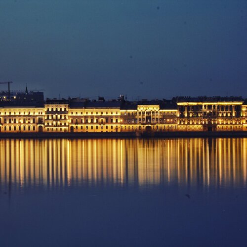 В зеркале Невы