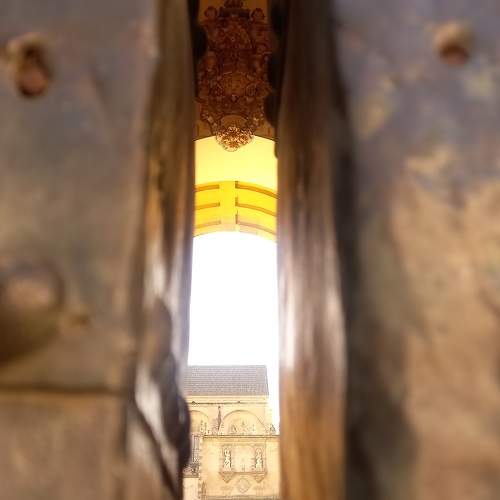 Entre las puertas de la mezquita de Córdoba