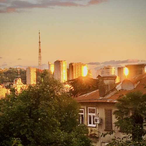 Старый дом на фоне нового города