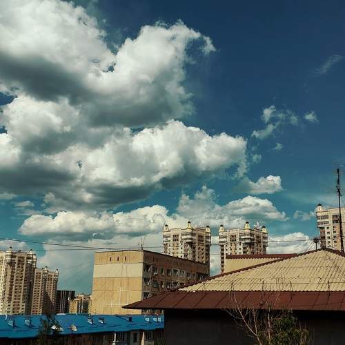 А над городом плывут облака...
