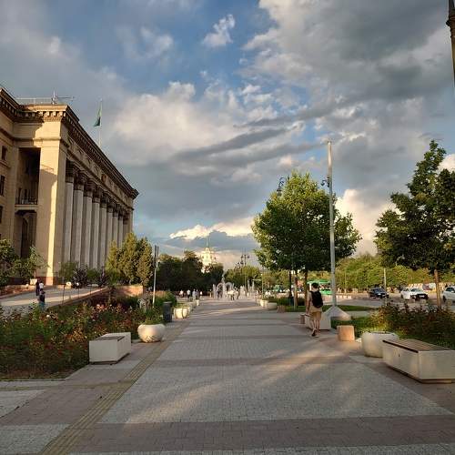 Старая площадь г. Алматы (Казахстан), вечереет. Old square of Almaty (Kazakhstan), evening