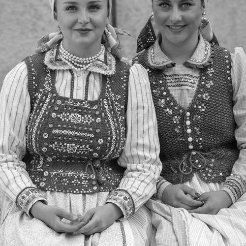 Folk womans