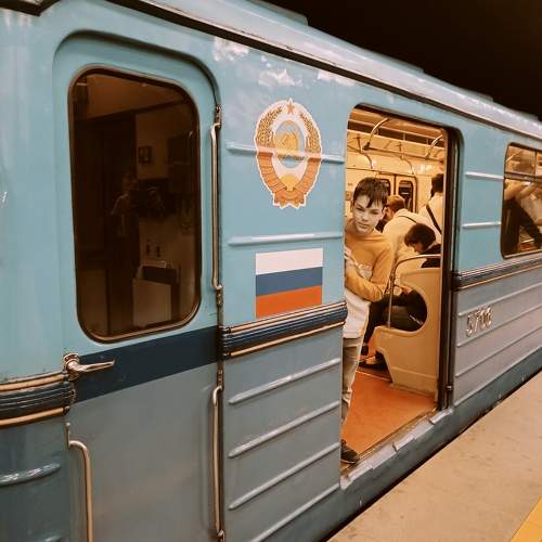 В метро