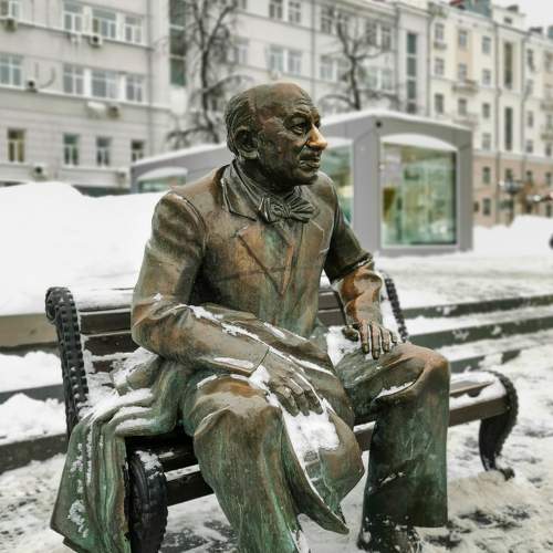 Памятник Евгению Евстигнееву.