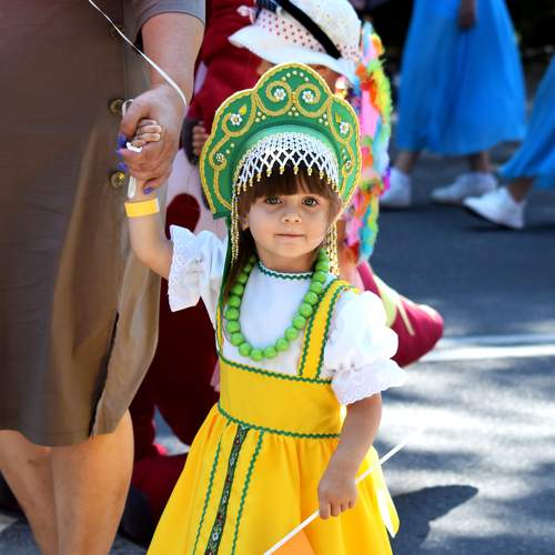 Русская красавица на детском Карнавале.