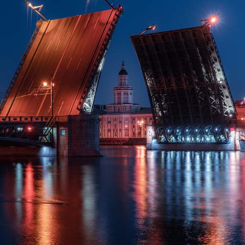 Дворцовый мост в Санкт-Петербурге