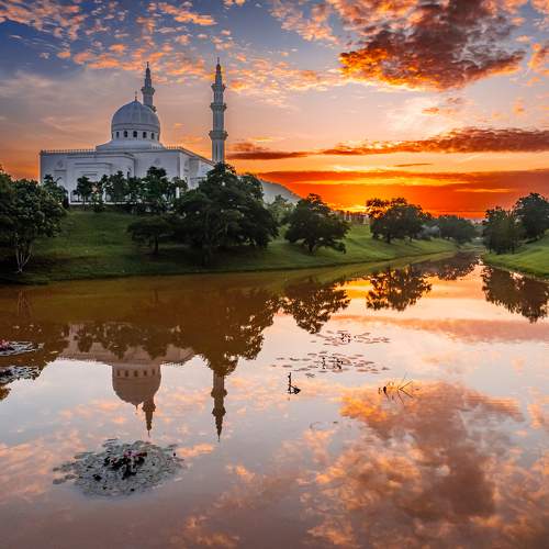 the beauty of the sunrise view of the Sri Sendayan mosque