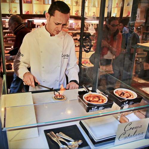 Повар готовит Crema Catalana. Barcelona