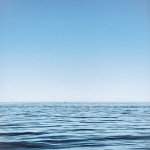 Одинокий корабль.