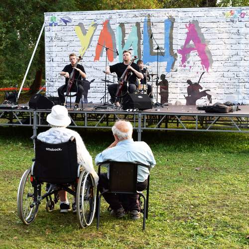 На уличном концерте.