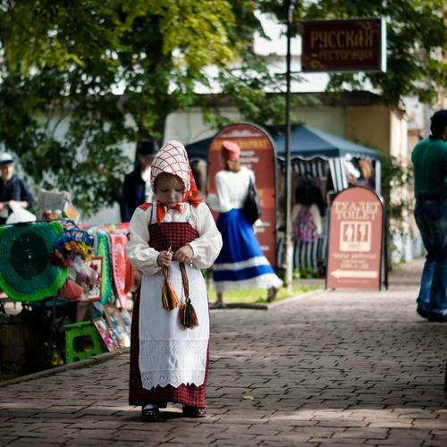 Сшила мне маменька пёстрый сарафан.