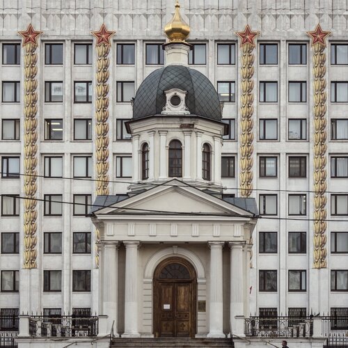 Храм-часовня Бориса и Глеба на фоне Генштаба