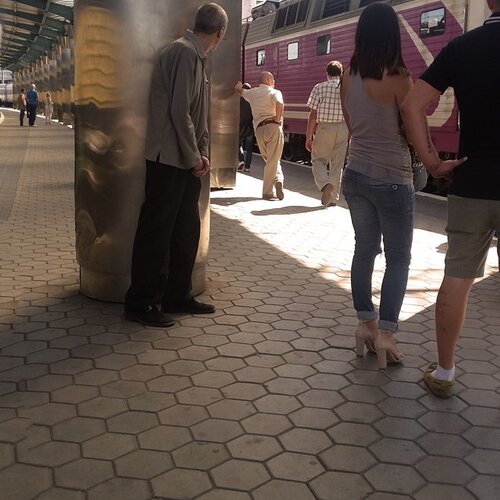 Подсматривает