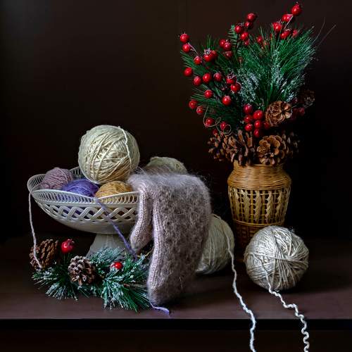 Натюрморт с тёплыми варежками.