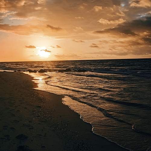 Últimos rayos del sol acariciando el horizonte costero