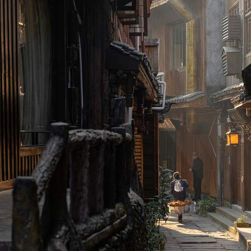 Торговка фруктами на утренних улочках Фэнхуана