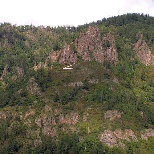Буква Z из белых плит высоко в горах