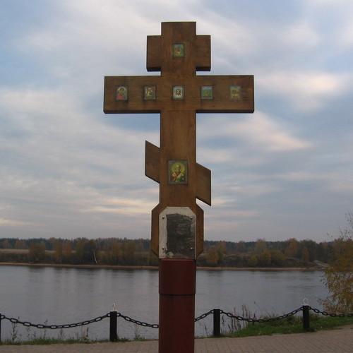 Крест на берегу Невы.