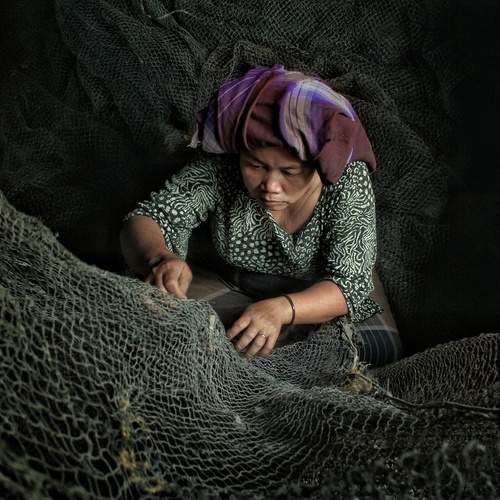 women weave nets