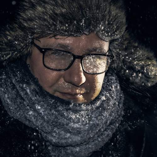 Мужчина в свете фар. Метель.