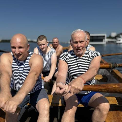 Адмирал Флота Российской Федерации за веслами…