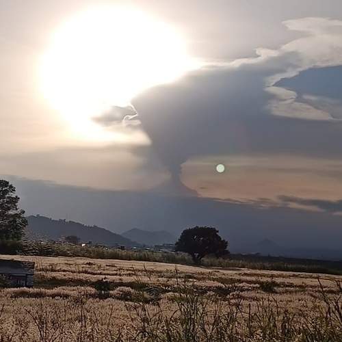 FUMAROLA A LA LUZ DEL SOL