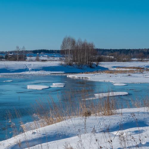 Река зимой