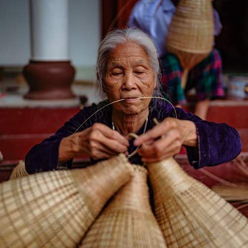 Изготовление традиционных ловушек для ловли рыбы во Вьетнаме