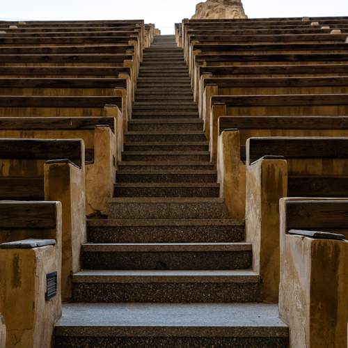 Лестница в пещерном монастыре