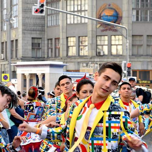 Танцевальное шоу на Тверской