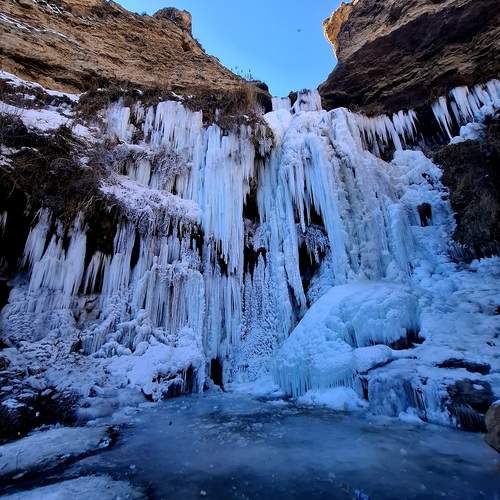 Khorkhora waterfall is a beautiful manifestation of the frozen nature of Selmas city