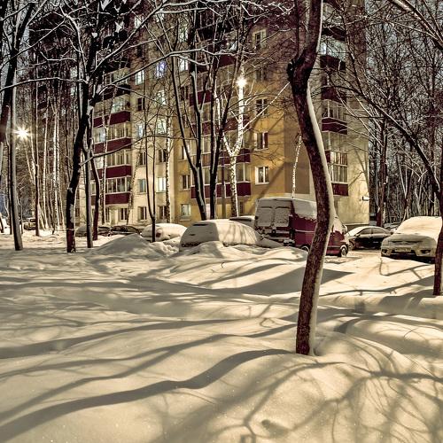 Снег и тени во дворе.