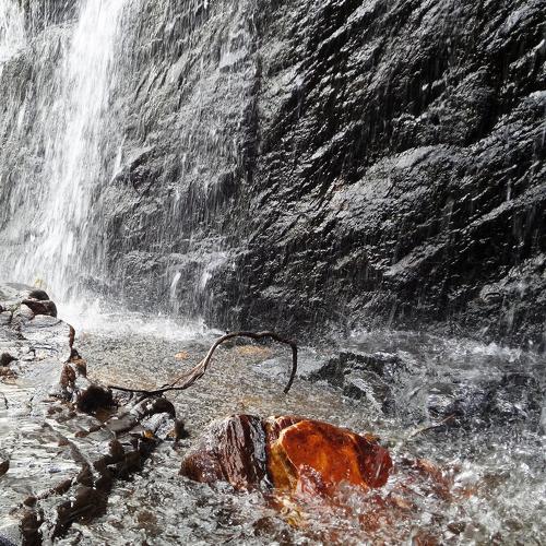 Pedra vermelha na cachoeira / Red stone at fall