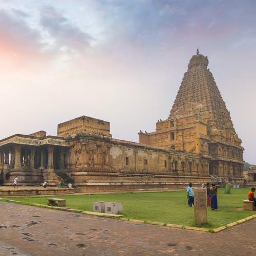 Brihadeeswara Temple! The epitome of Chola architecture’s magnificence!
