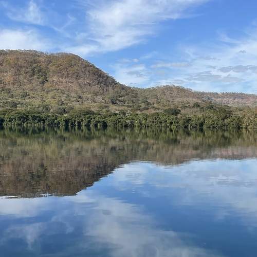 Céu e terra e um espelho d’água.