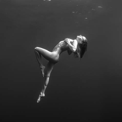 свет скользит по телу