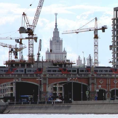 Москва строится.