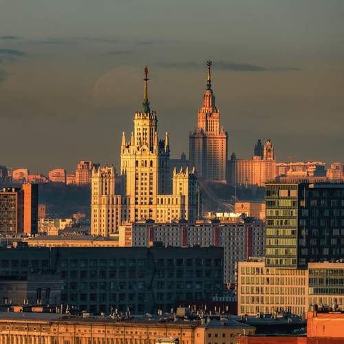 Заход Луны между сталинскими высотками