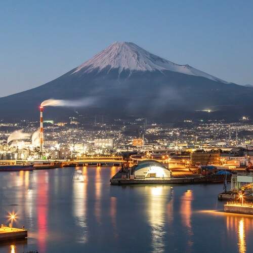 静寂の背に灯る営み