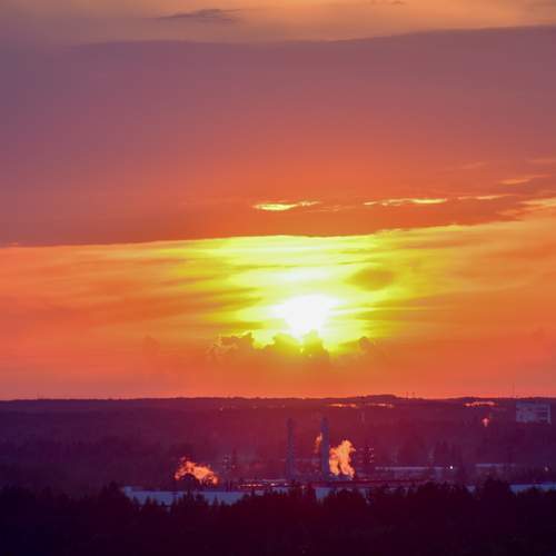 Красный закат на рабочей окраине.