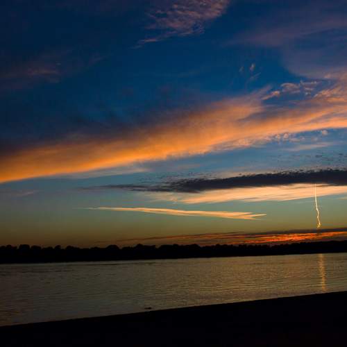 Закат у реки