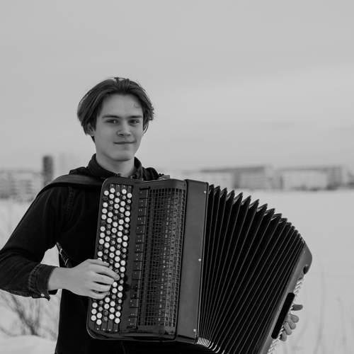 Баянист в зимнем городе