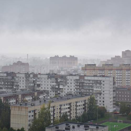 Над городом идёт дождь.
